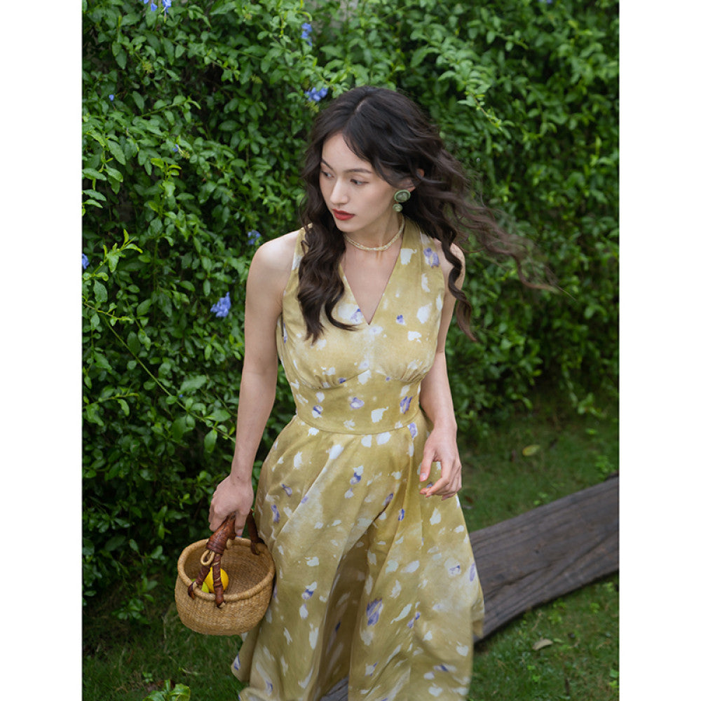 Ching s French retro Marilyn style sleeveless dress with a small exposed back and high waist to show off weight V neck chest cushion style floral skirt image 13