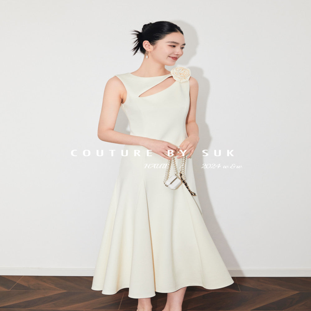 SUK Elegant Festival 2025 New White High end Temperament Black Sleeveless Dress Women s Summer Long Style image 3