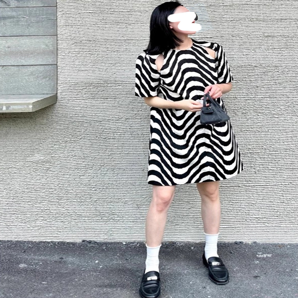 Drawdream design sense shoulder hollow black and white wave print dress for women stylish and age reducing loose and slimming image 2