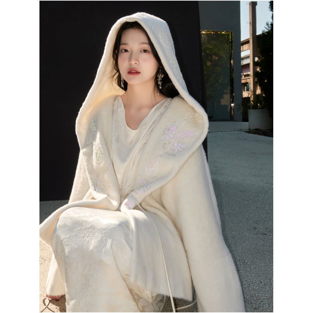 Alpaca wool heavy industry iridescent bead embroidery milk white short cloak jacket image 0