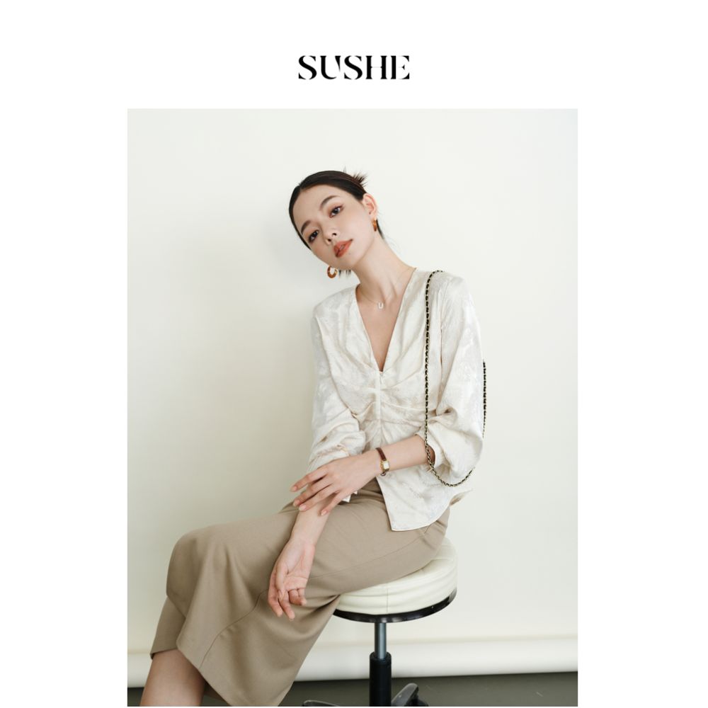 Oulai sells SUSHE new Chinese style V neck white jacquard style slimming shirt top for women in autumn image 3