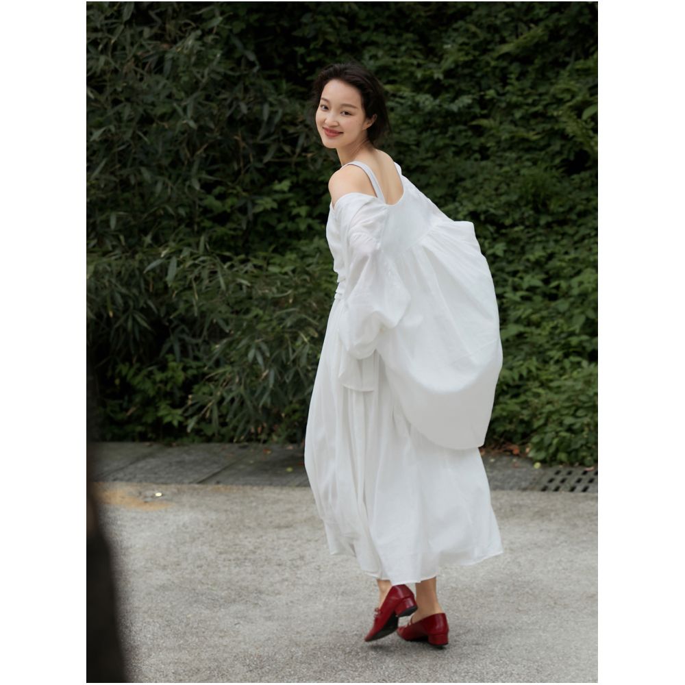 Asaya2154 : April in the world shows white ramie cotton suit retro arc waist line suspender skirt / small lantern sleeve shirt female