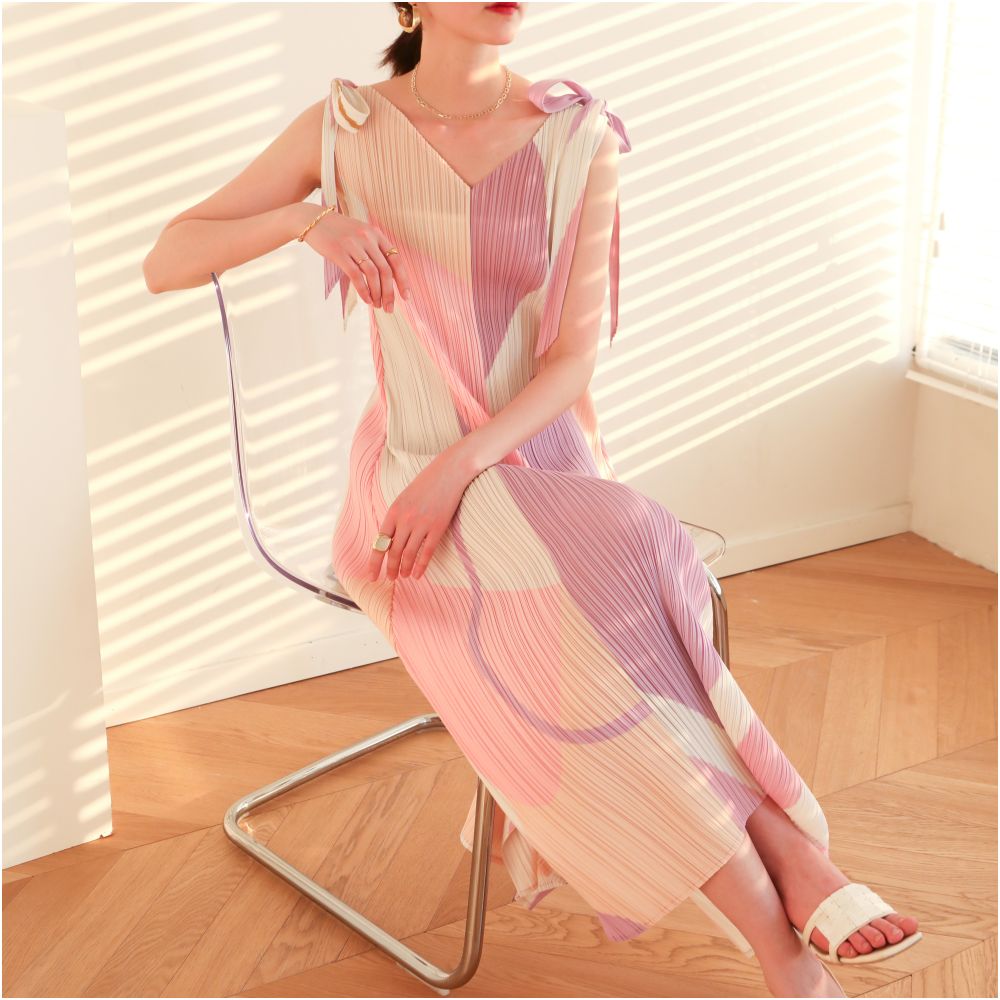 Folded clothes pleated clothes suspender straps summer new printed font hem slit dress ribbon long fairy dress image 3