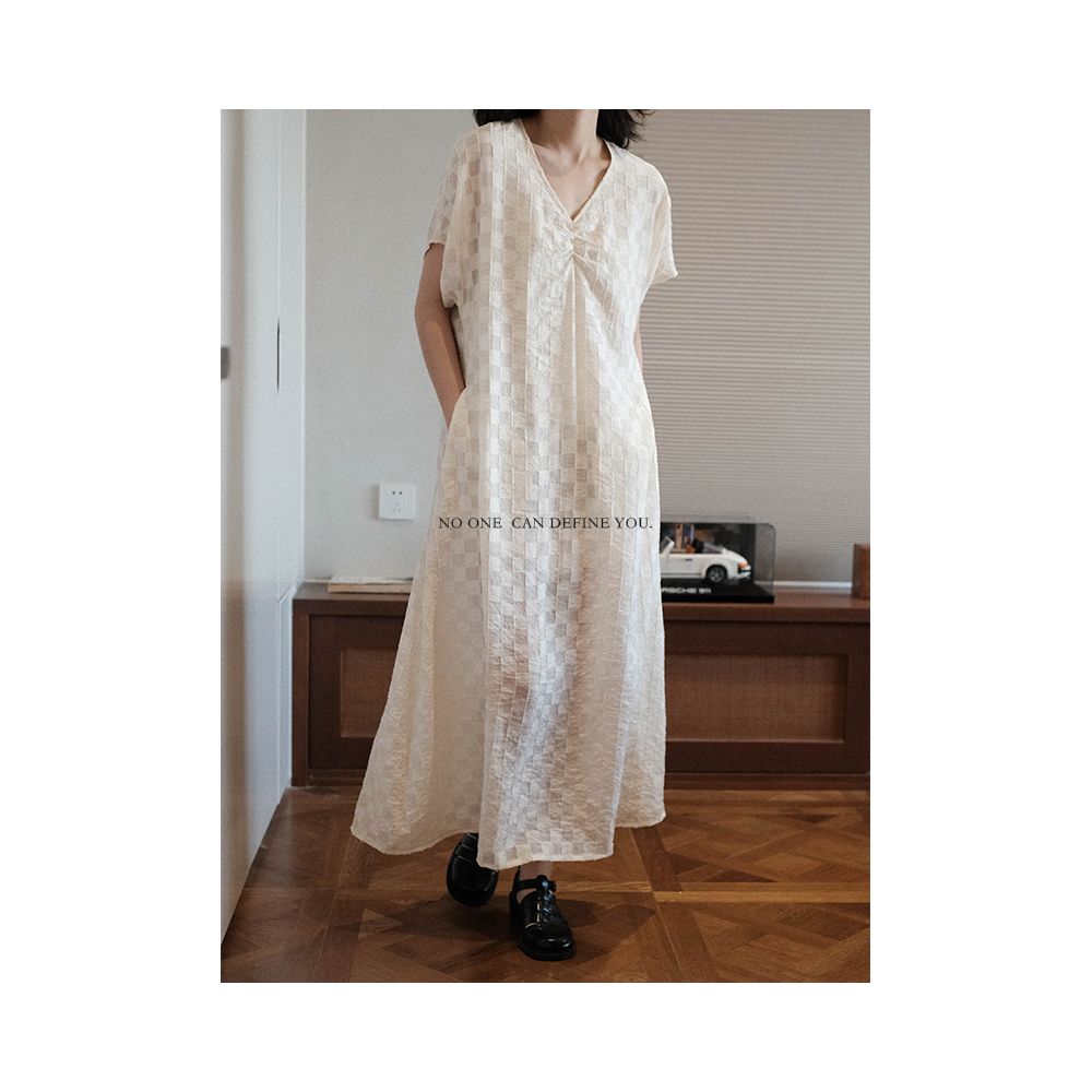With her original niche design French retro simple V neck lazy shirt loose short sleeved knee length dress image 1