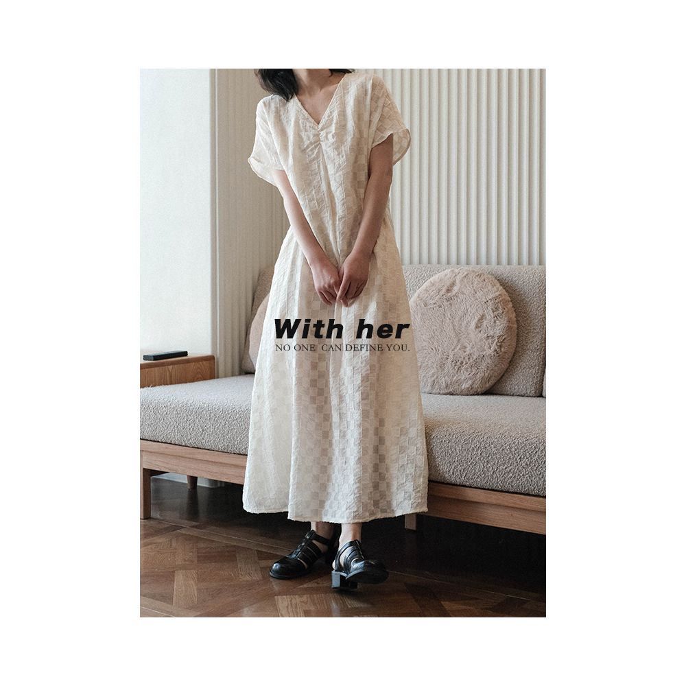 With her original niche design French retro simple V neck lazy shirt loose short sleeved knee length dress image 2