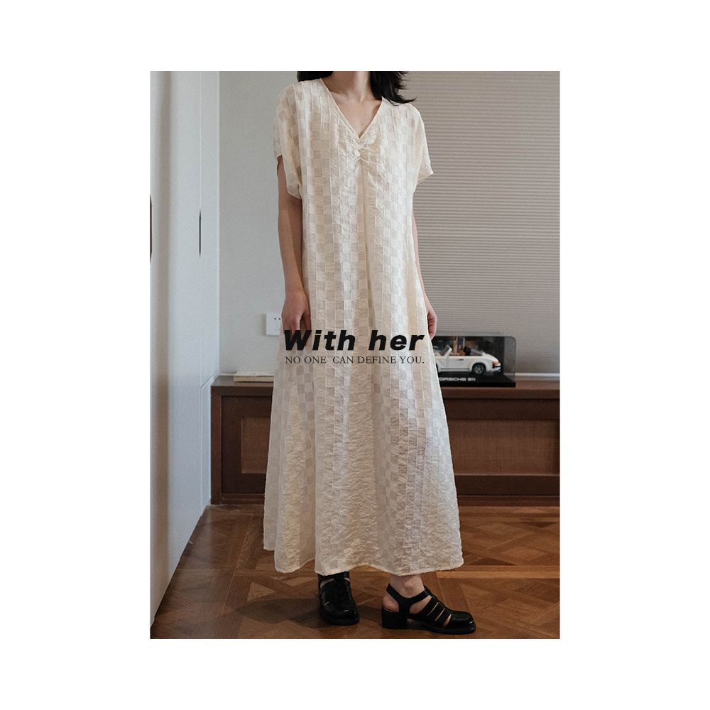 With her original niche design French retro simple V neck lazy shirt loose short sleeved knee length dress image 3