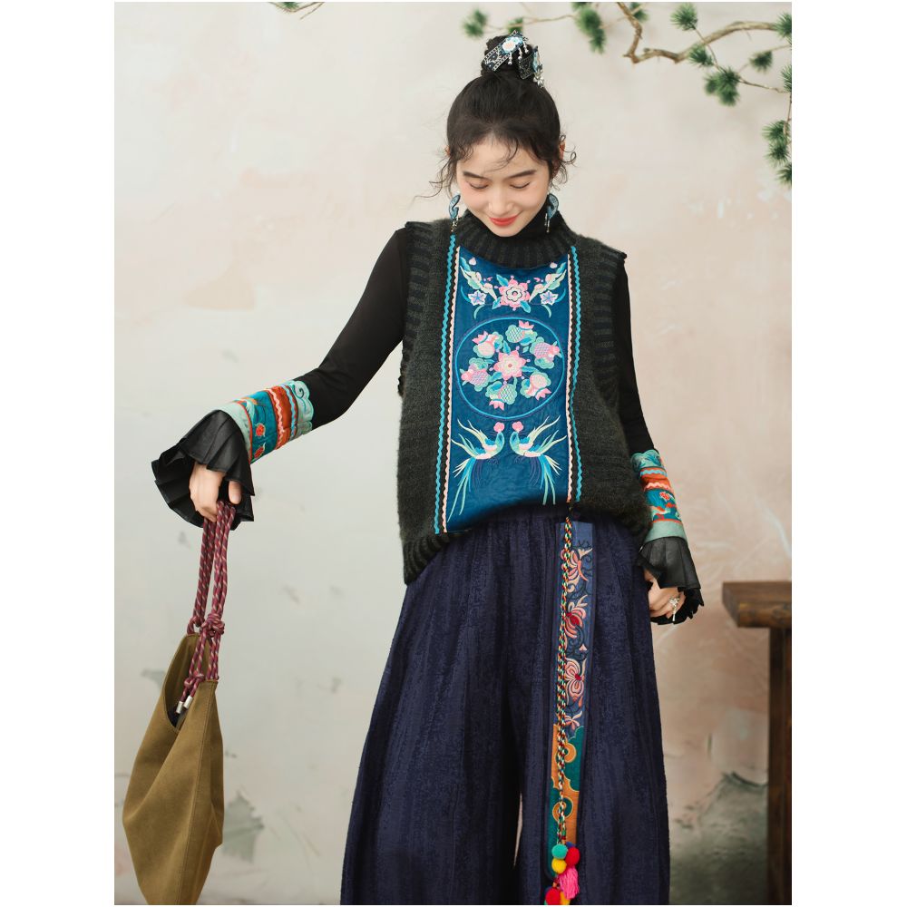 Su Luo s Autumn Original Design of Ethnic Embroidered Sleeveless Knitted Sweater with Chinese Style Embroidery in image 2
