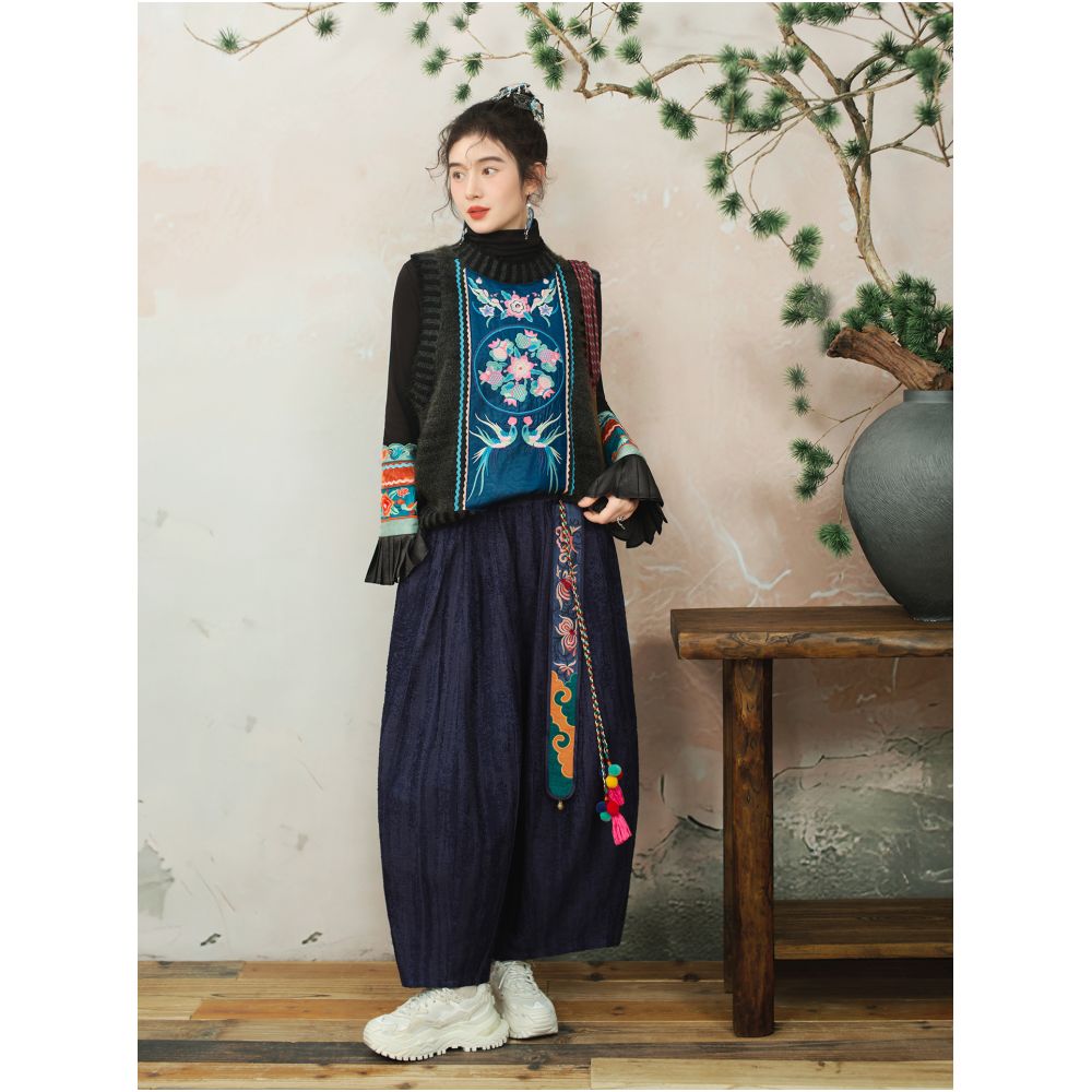 Su Luo s Autumn Original Design of Ethnic Embroidered Sleeveless Knitted Sweater with Chinese Style Embroidery in image 4