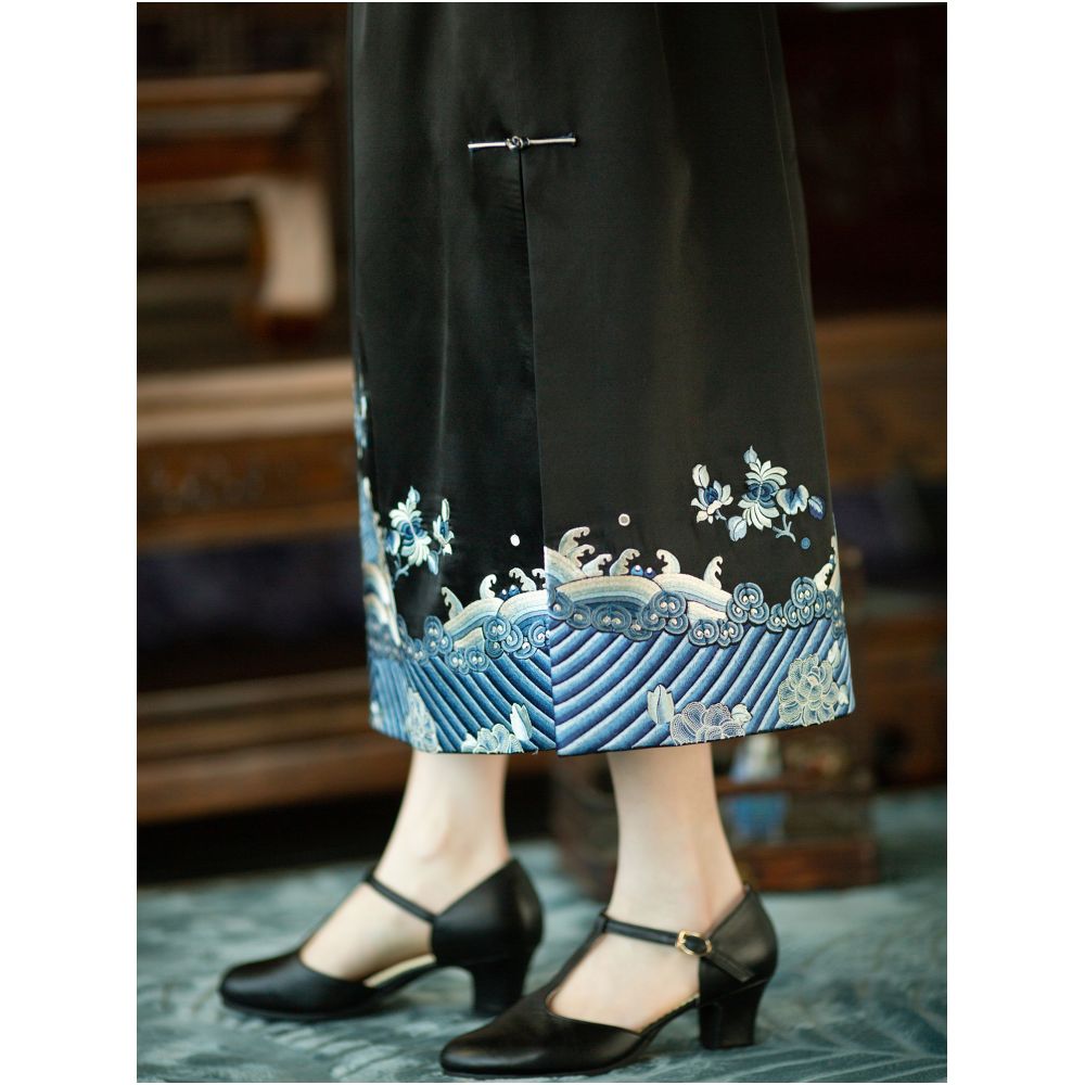 Autumn Water and Spring Clouds A City of Wind and Catkins Black Silk Chinese Retro Temperament All match Embroidered Women s Skirt Daily image 3