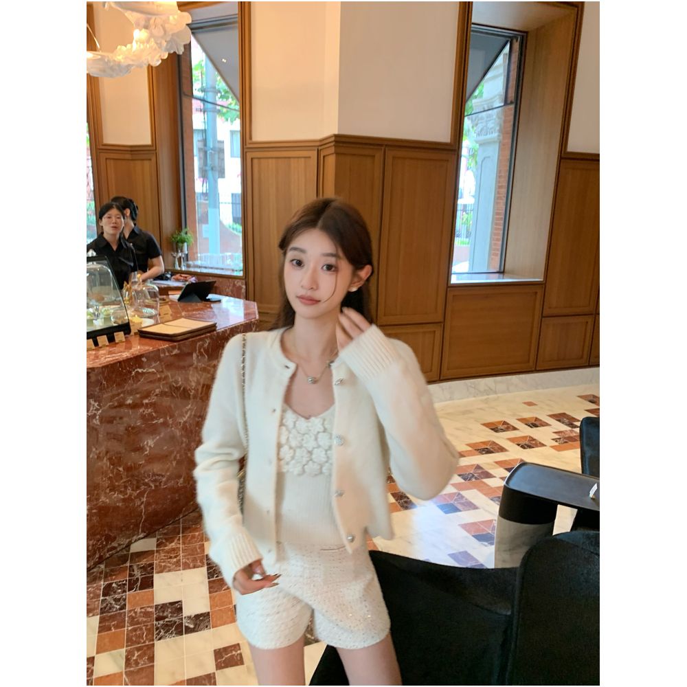 Cchen Chen Return to China White Moonlight Round Neck Short Sleeve Knitted Shirt with Sleeveless Strap Inner Top Set image 17