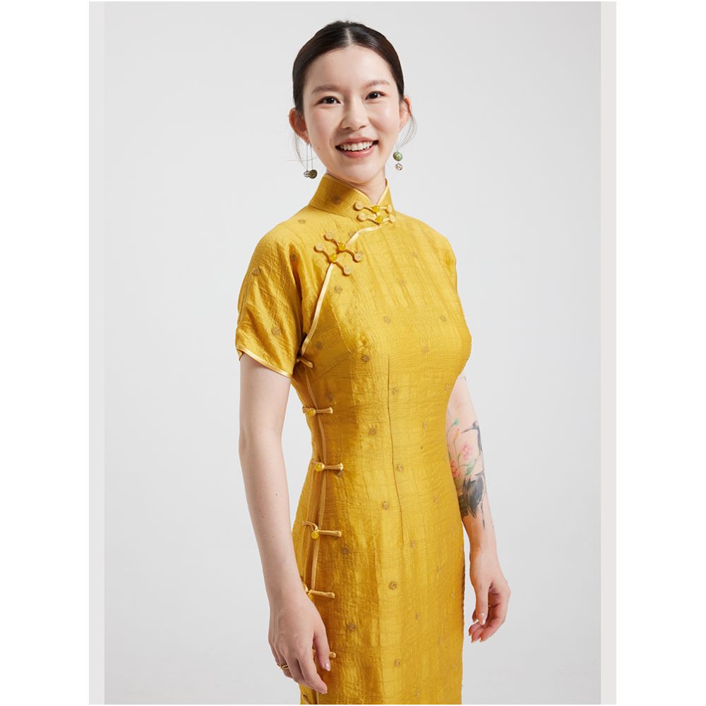 Original creation by Wang Antian Ancient method of Tian silk real collar active buckle handmade high set cheongsam ginger yellow highlighted white image 4