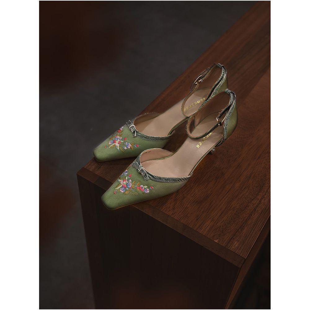 Queen Vintage Embroidered Chinese Style Series Lotus Purple Silk Embroidered Retro Square Head Low Heel Cheongsam Sandals image 1