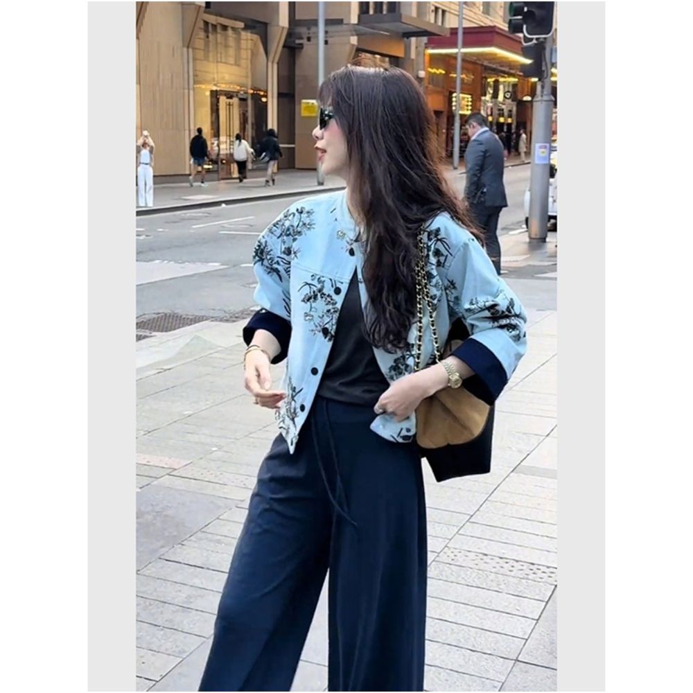 Great looking design sense top autumn new Chinese style unique and beautiful blue printed short denim jacket for women image 2