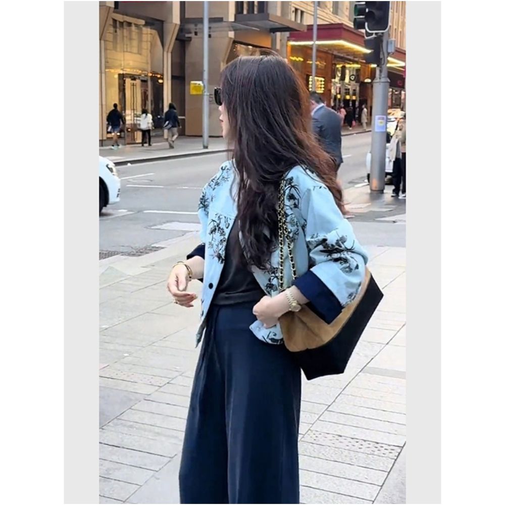 Great looking design sense top autumn new Chinese style unique and beautiful blue printed short denim jacket for women image 3