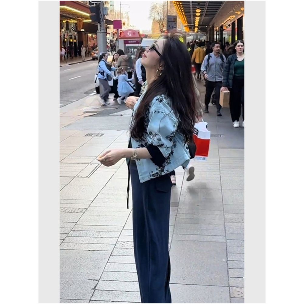 Great looking design sense top autumn new Chinese style unique and beautiful blue printed short denim jacket for women image 5