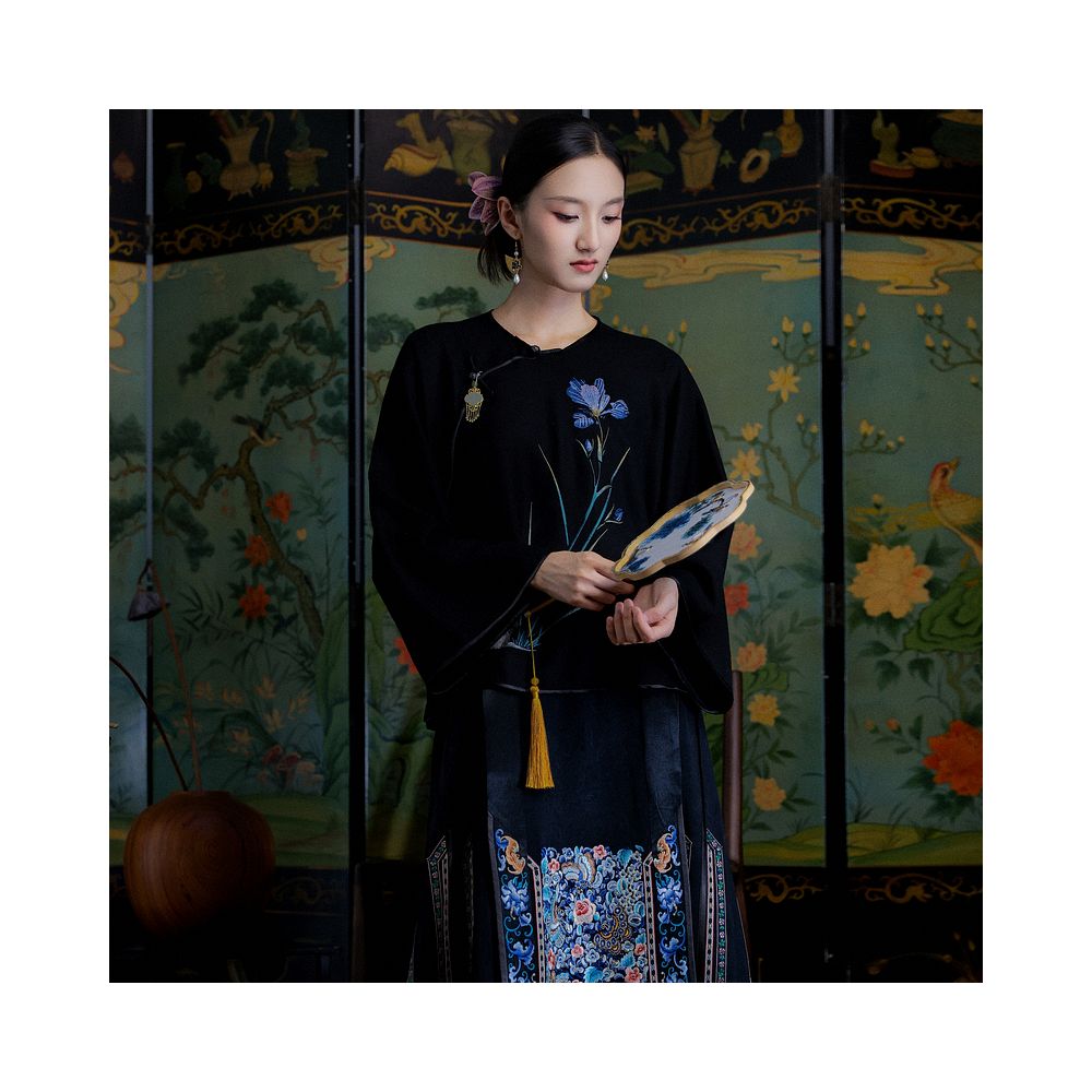ASAYA4922 โ Midnight Iris Embroidered Wool Top ๐๐