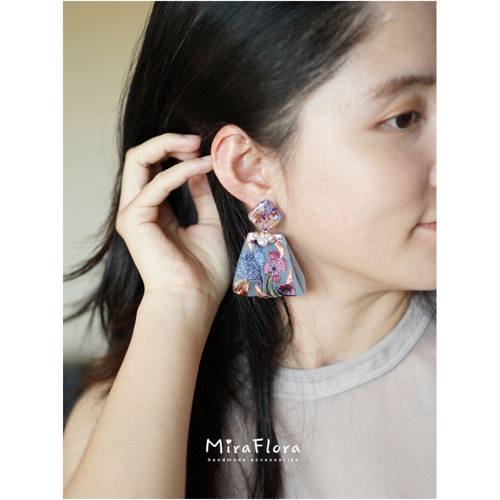 Miraflora original design super beautiful heavy embroidery fabric real flower earrings pearl earrings ear clip exaggerated style image 2
