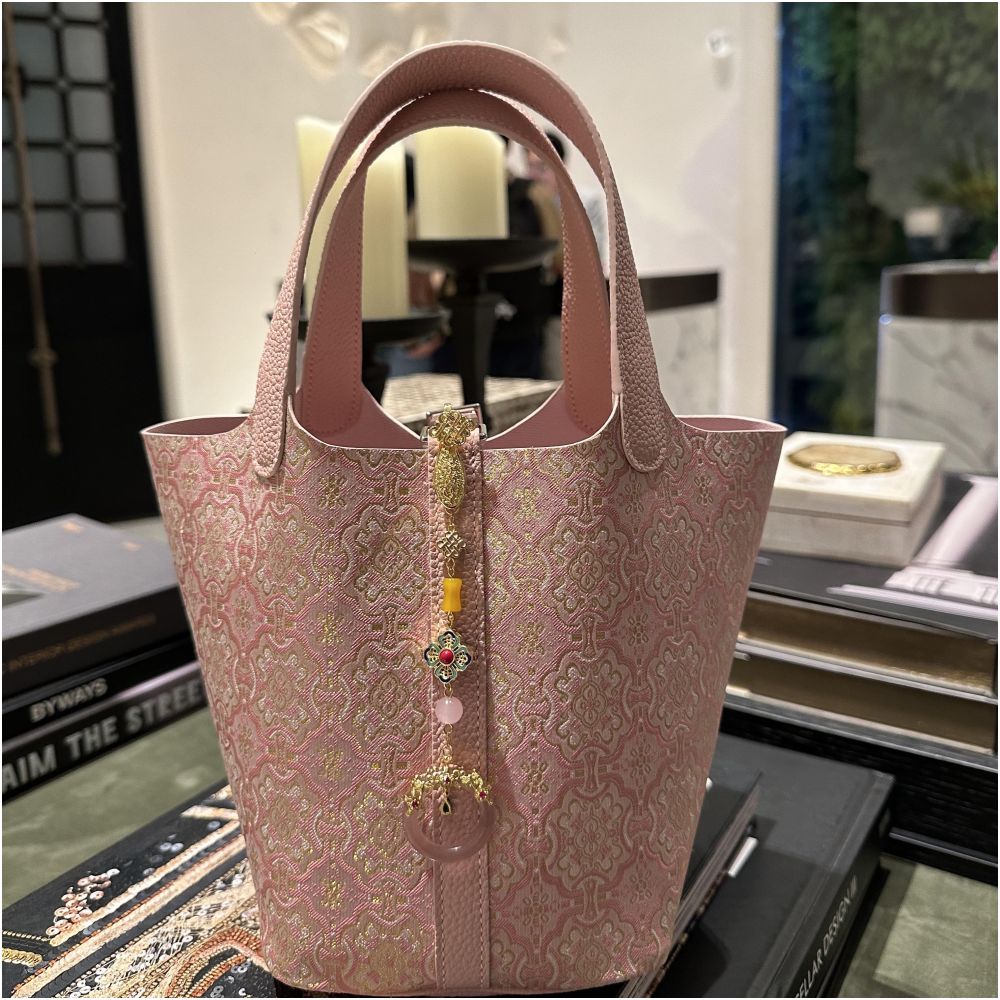 New Chinese style handmade Chinese style intangible cultural heritage Song Jinsang silk paired with cheongsam Hanfu vegetable basket hand held leather bucket women s bag image 1
