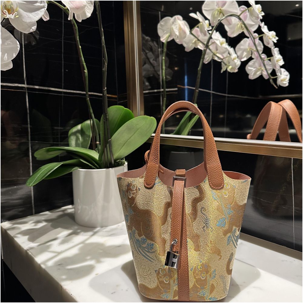 New Chinese style handmade Chinese style intangible cultural heritage Song Jinsang silk paired with cheongsam Hanfu vegetable basket hand held leather bucket women s bag image 2
