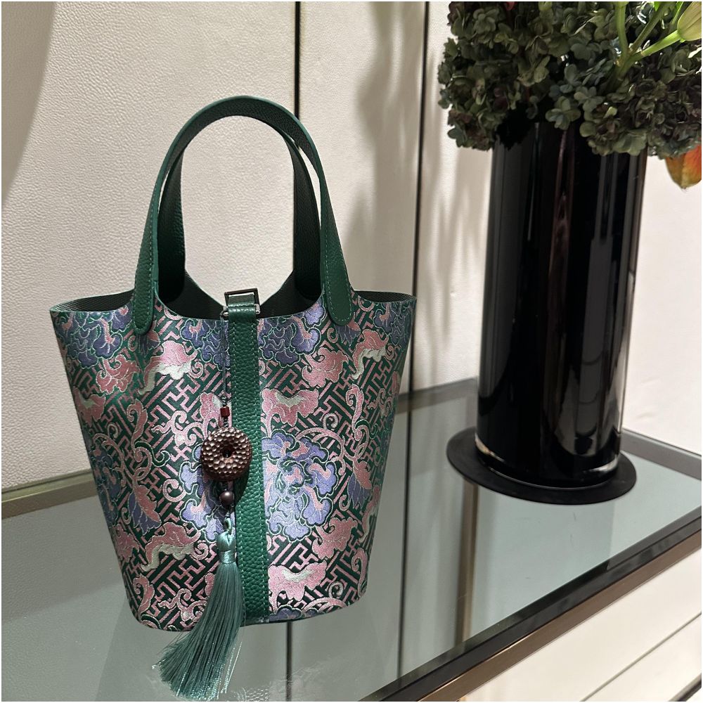 New Chinese style handmade Chinese style intangible cultural heritage Song Jinsang silk paired with cheongsam Hanfu vegetable basket hand held leather bucket women s bag image 3