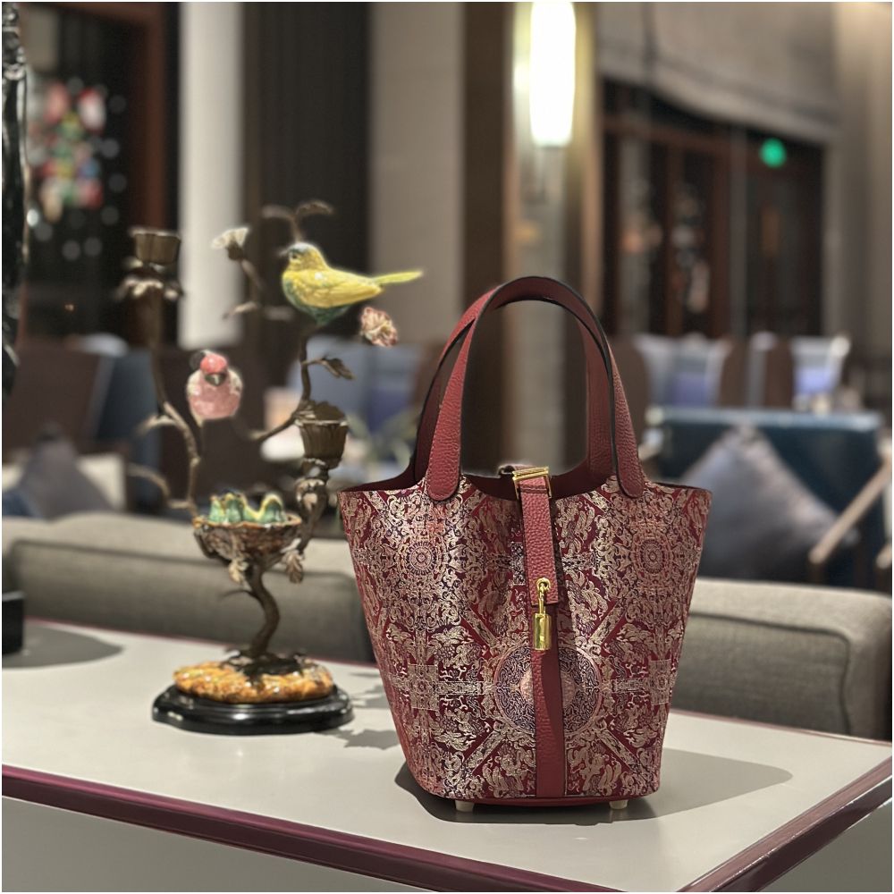 New Chinese style handmade Chinese style intangible cultural heritage Song Jinsang silk paired with cheongsam Hanfu vegetable basket hand held leather bucket women s bag image 5