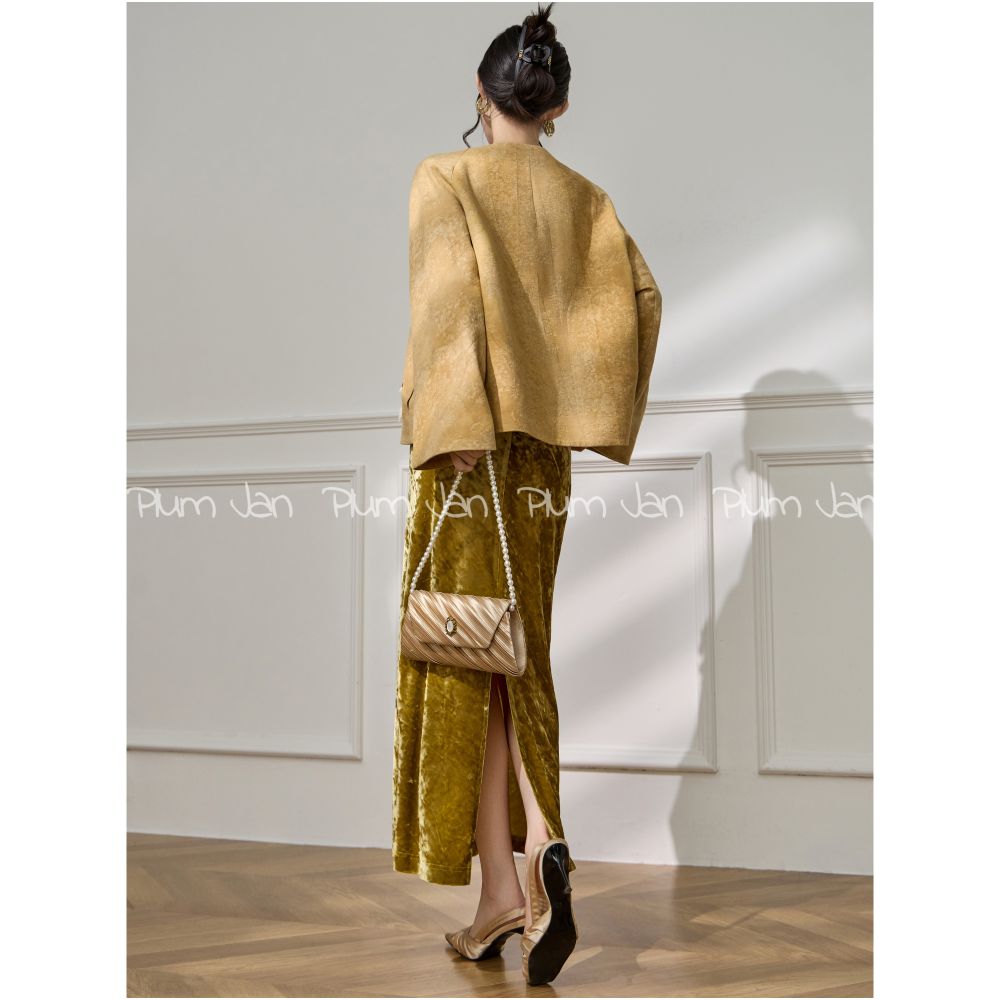 Plum Jan 2025 This year s popular hot style is very beautiful in the early autumn with a unique coat and a small swallow silhouette top image 4