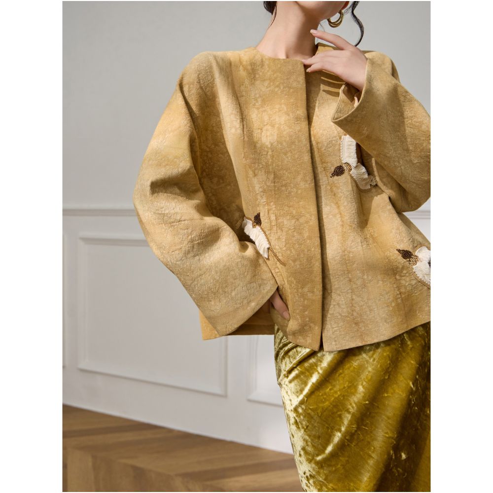 Plum Jan 2025 This year s popular hot style is very beautiful in the early autumn with a unique coat and a small swallow silhouette top image 5