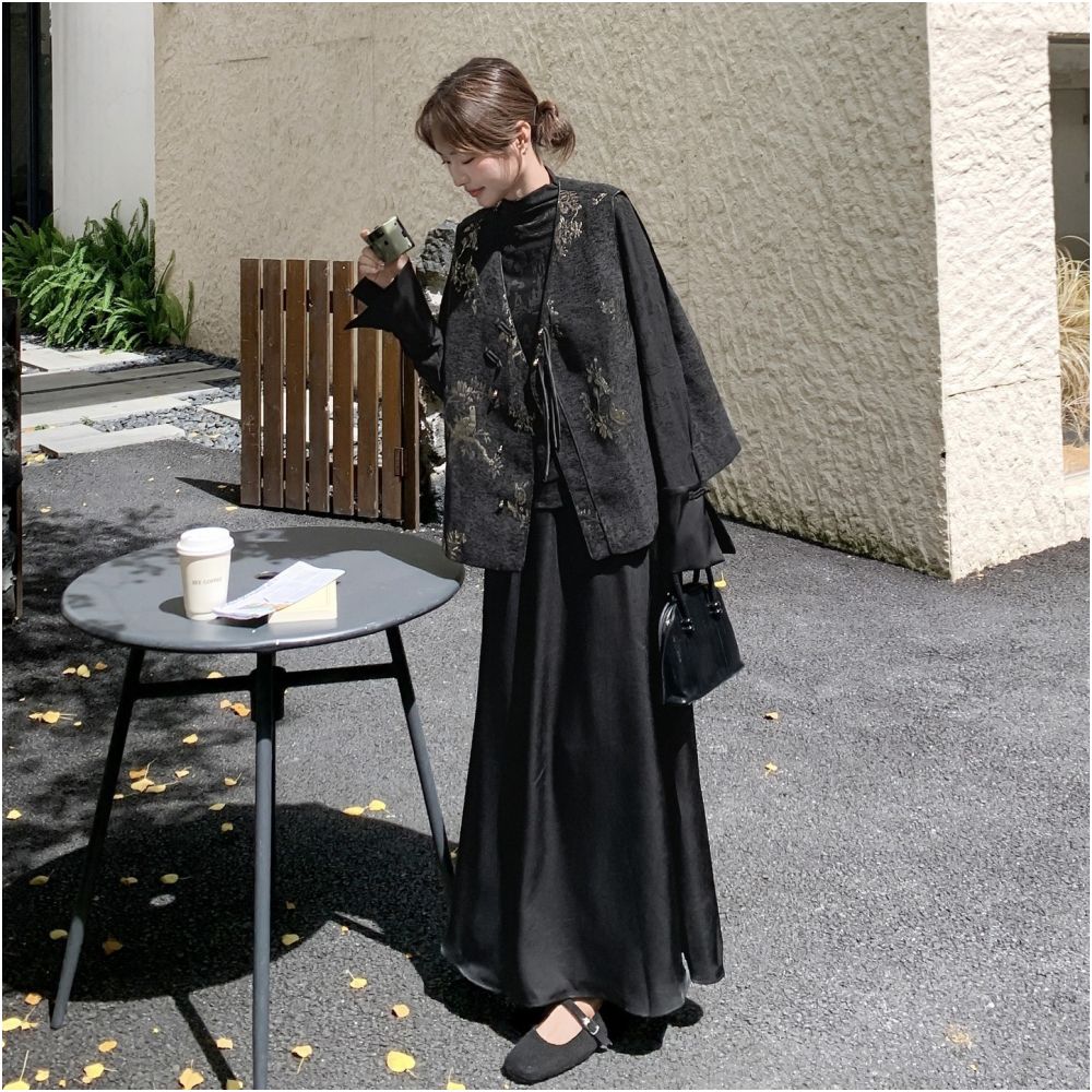 New Chinese style three piece buckle set for women in spring and autumn 2025 with a textured vest top and half body skirt image 16