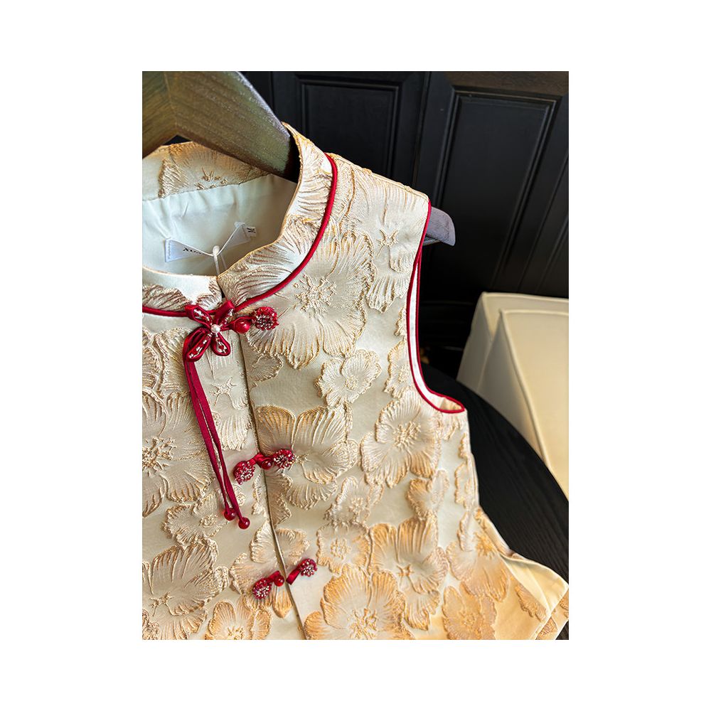 New Chinese style high end Chinese style heavy industry relief red vest for women 2025 new style New Year s wear and clothing image 2