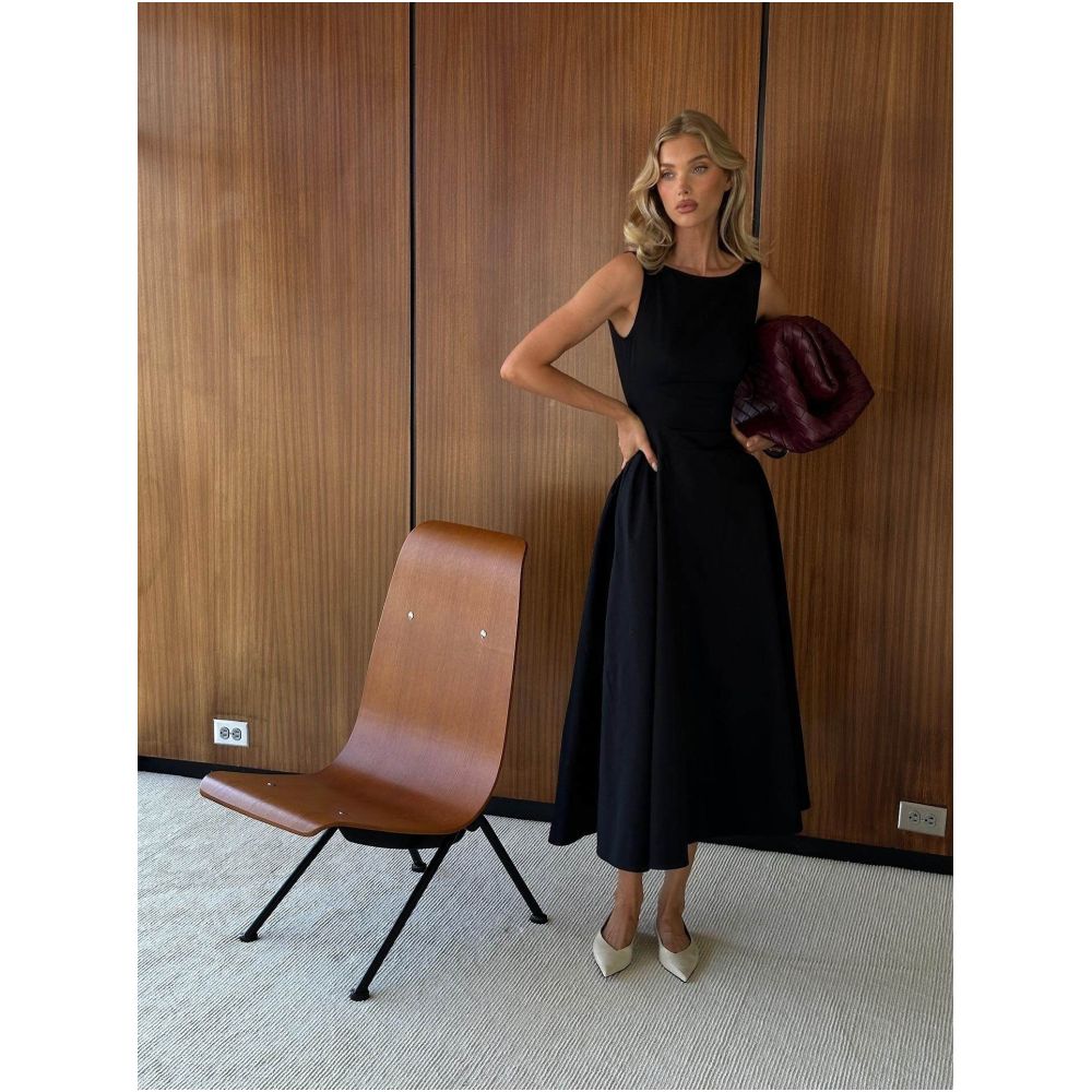 This dress worn by blogger Hoskelsa features a French minimalist style a backless design and a long fitted silhouette that flatters the figure image 1
