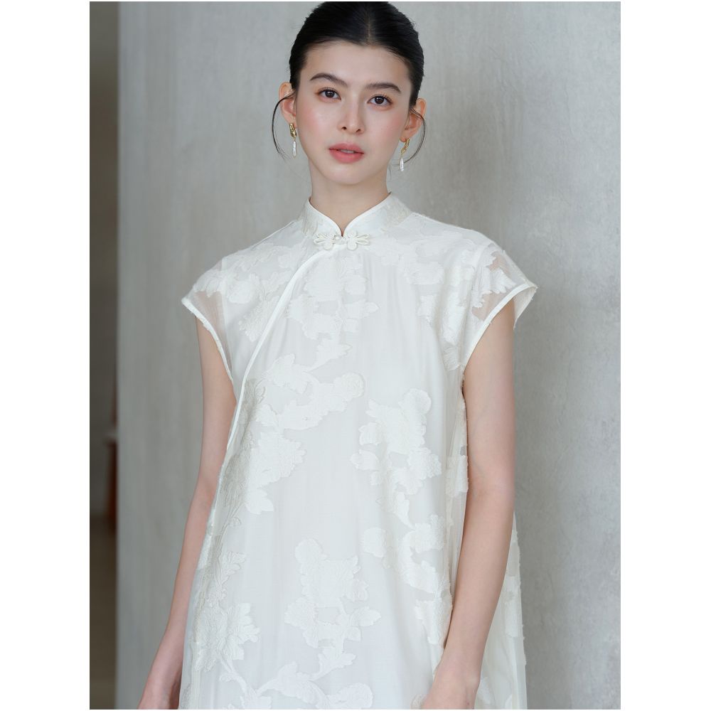 Chu Chan Yi Shi New Chinese Style Dress for Women Summer 2026 Chinese Style Stand Collar White Cut Out Floral Elegance Modified Cheongsam image 1
