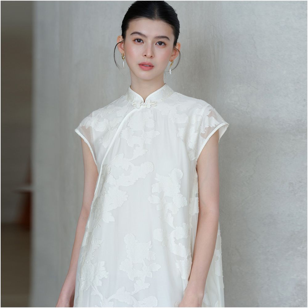 Chu Chan Yi Shi New Chinese Style Dress for Women Summer 2026 Chinese Style Stand Collar White Cut Out Floral Elegance Modified Cheongsam image 0