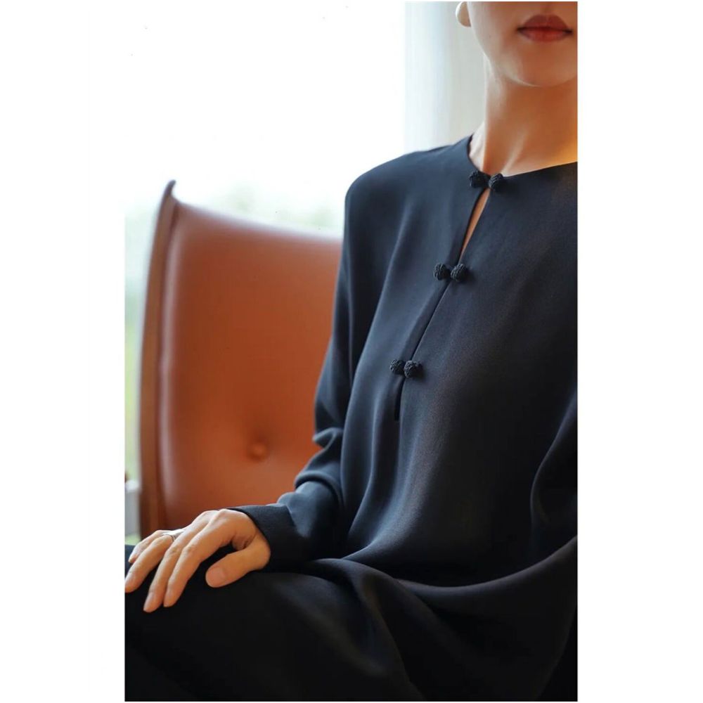 Light luxury socialite cold style high end sense niche design new Chinese style black temperament slimming and explosive street dress autumn image 1