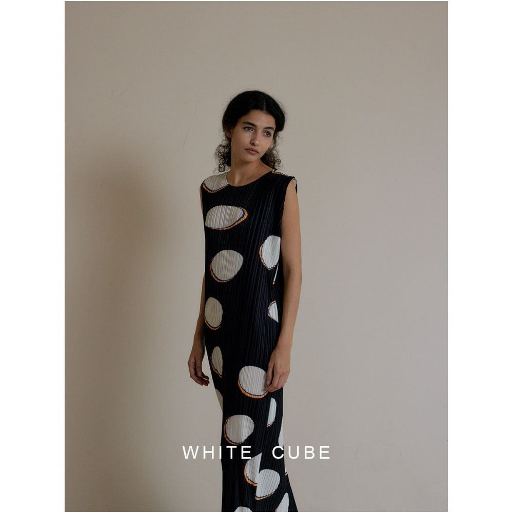 Whitecube trendy Miyake style pleated artistic sleeveless polka dot round neck long dress summer vest dress image 1