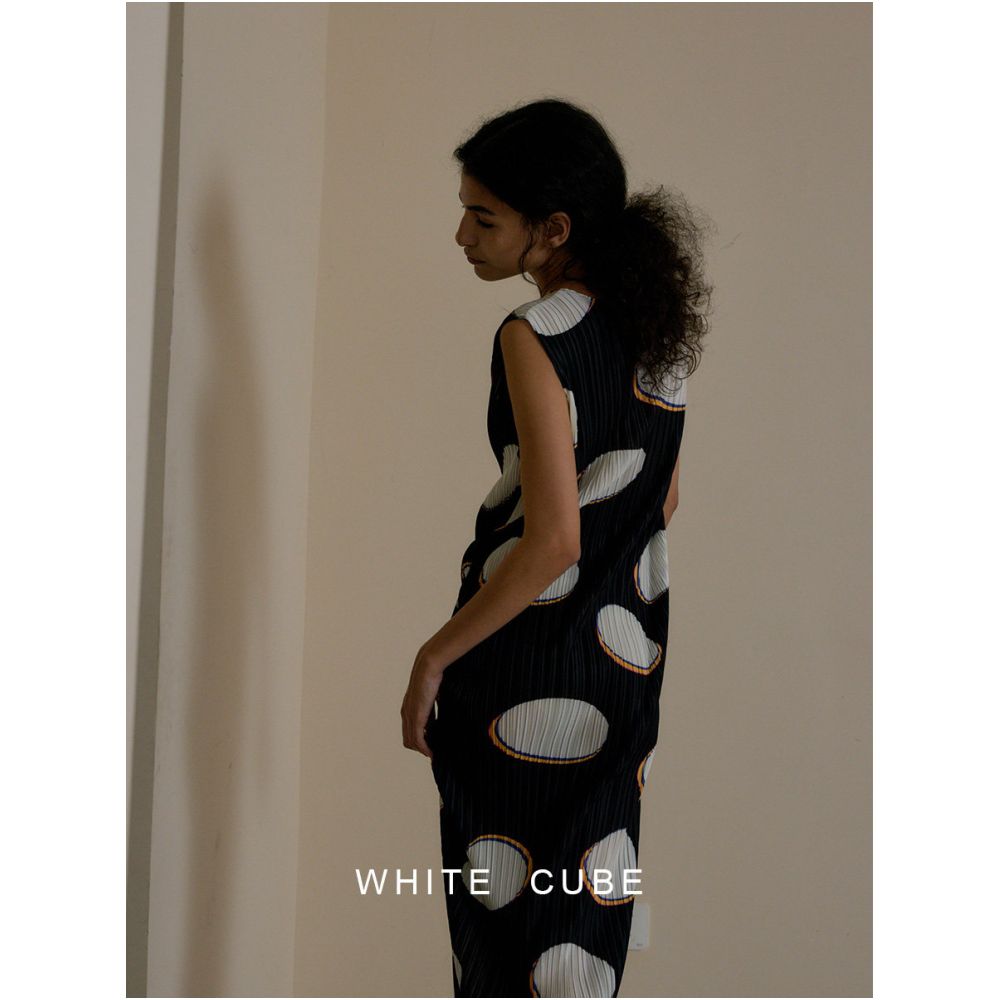 Whitecube trendy Miyake style pleated artistic sleeveless polka dot round neck long dress summer vest dress image 2