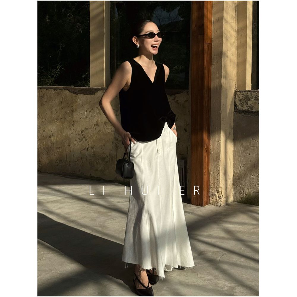 LiHuiEr Passing Through the World Black Velvet V Neck Vest for Women Autumn Style Mature and Niche Sleeveless Top image 3