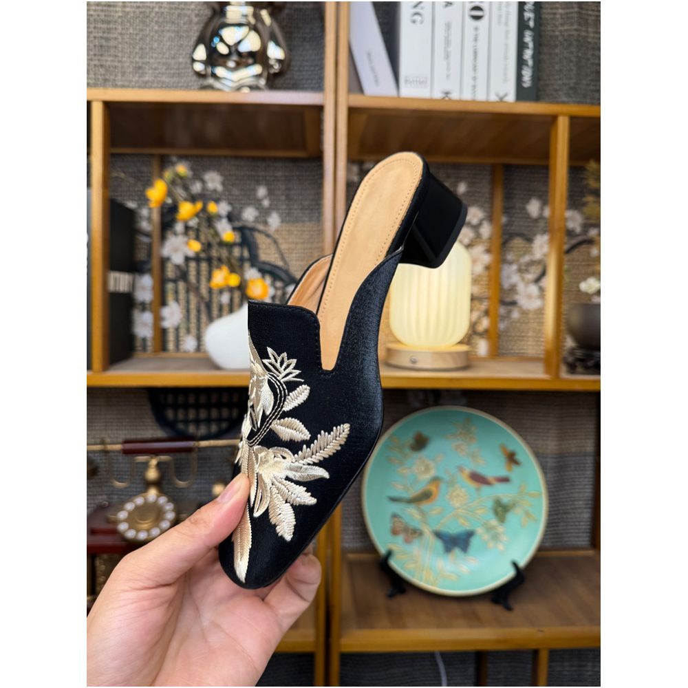 New Chinese style embroidered closed toe half slippers for women summer wear satin finish elegant French style flat sandals image 2