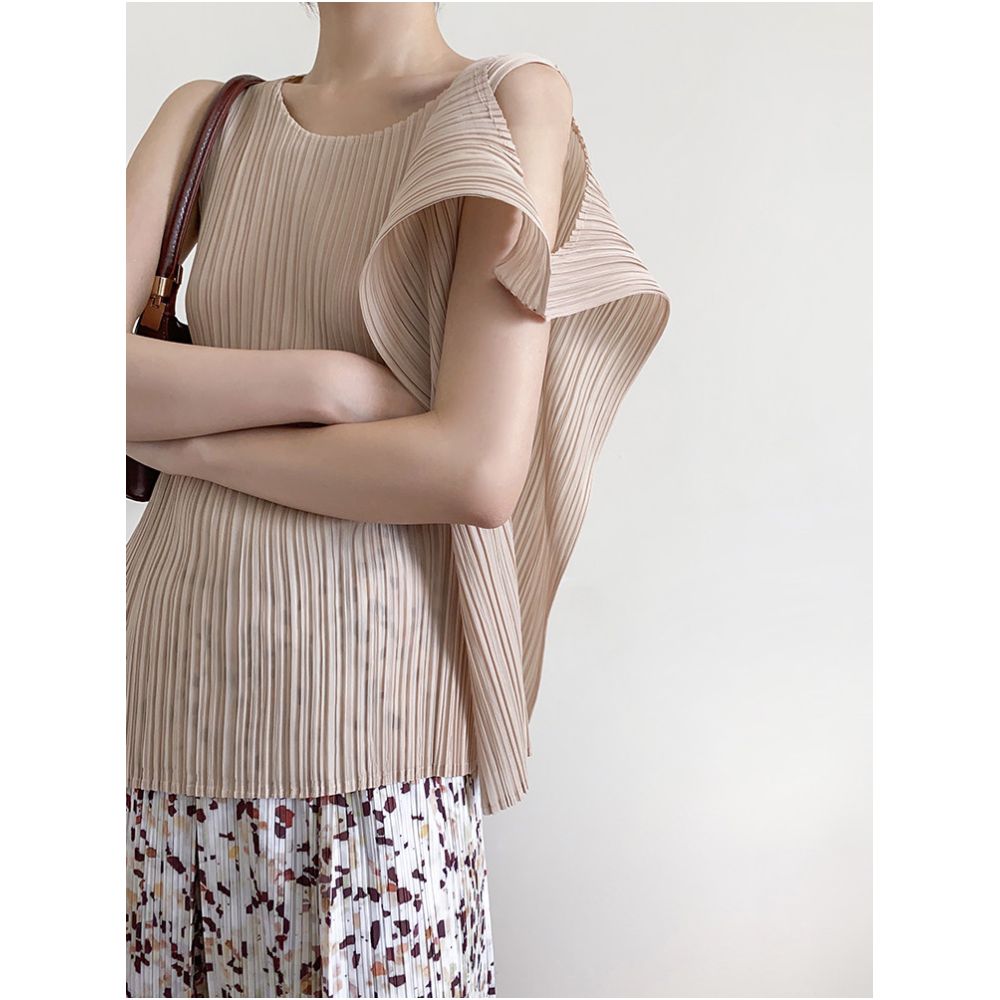 Versatile and slimming two ways to wear asymmetrical faux two piece sleeveless slit slimming loose fitting three panel pleated vest image 0