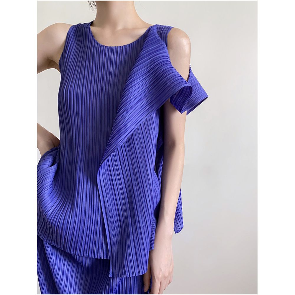 Versatile and slimming two ways to wear asymmetrical faux two piece sleeveless slit slimming loose fitting three panel pleated vest image 1