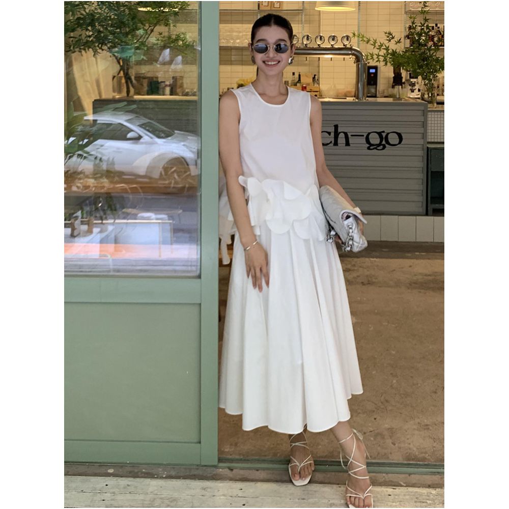 This year s trendy and stylish summer outfits for women include a super cute white sleeveless 3D floral vest and skirt image 1