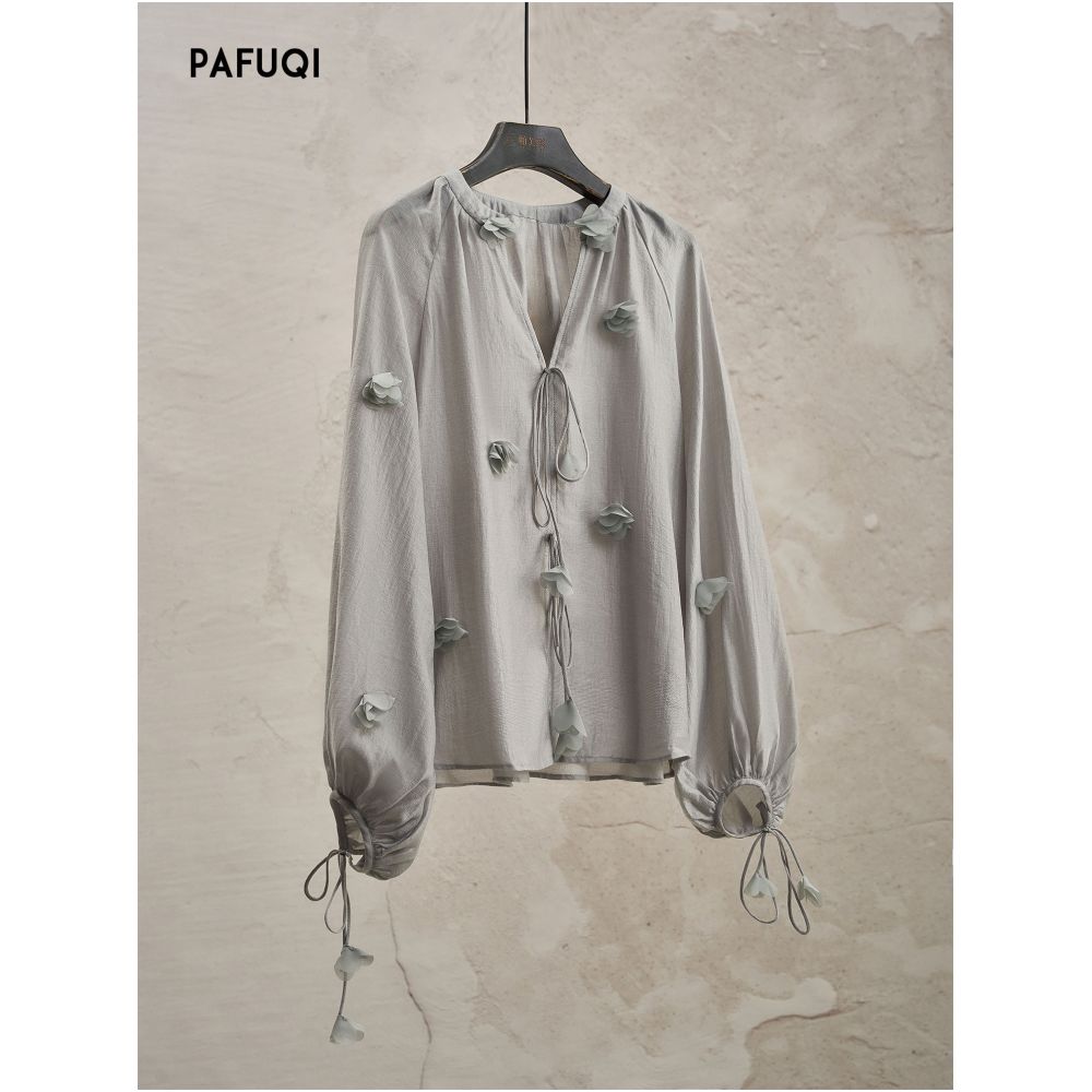 A gorgeous early spring outfit a French style lantern sleeve shirt with a V neck elegant loose fit and slimming long sleeved grey top image 2