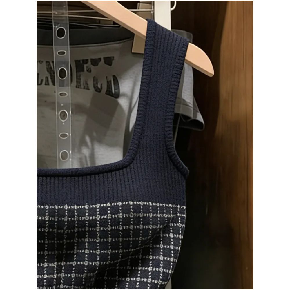 Department store withdrawal High end brand plaid square neck knit vest for women slim fit short style suitable for layering or wearing on its own image 2