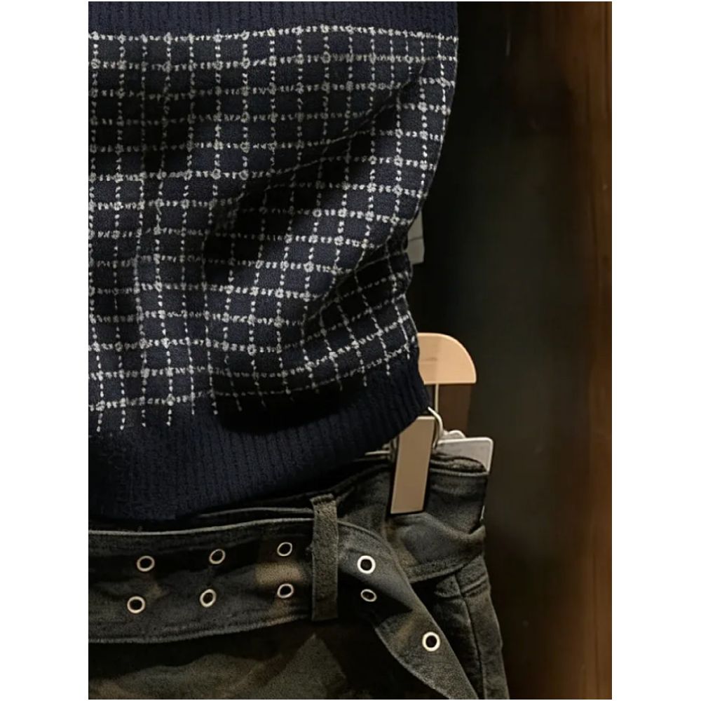 Department store withdrawal High end brand plaid square neck knit vest for women slim fit short style suitable for layering or wearing on its own image 4