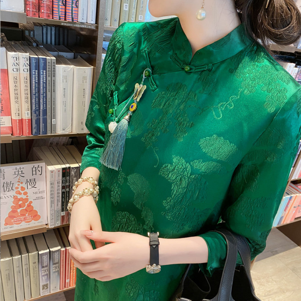 Fashionable new Chinese style improved cheongsam dress for women in autumn 2025 with three quarter sleeves that make them look slimmer and emerald green silk dress image 2