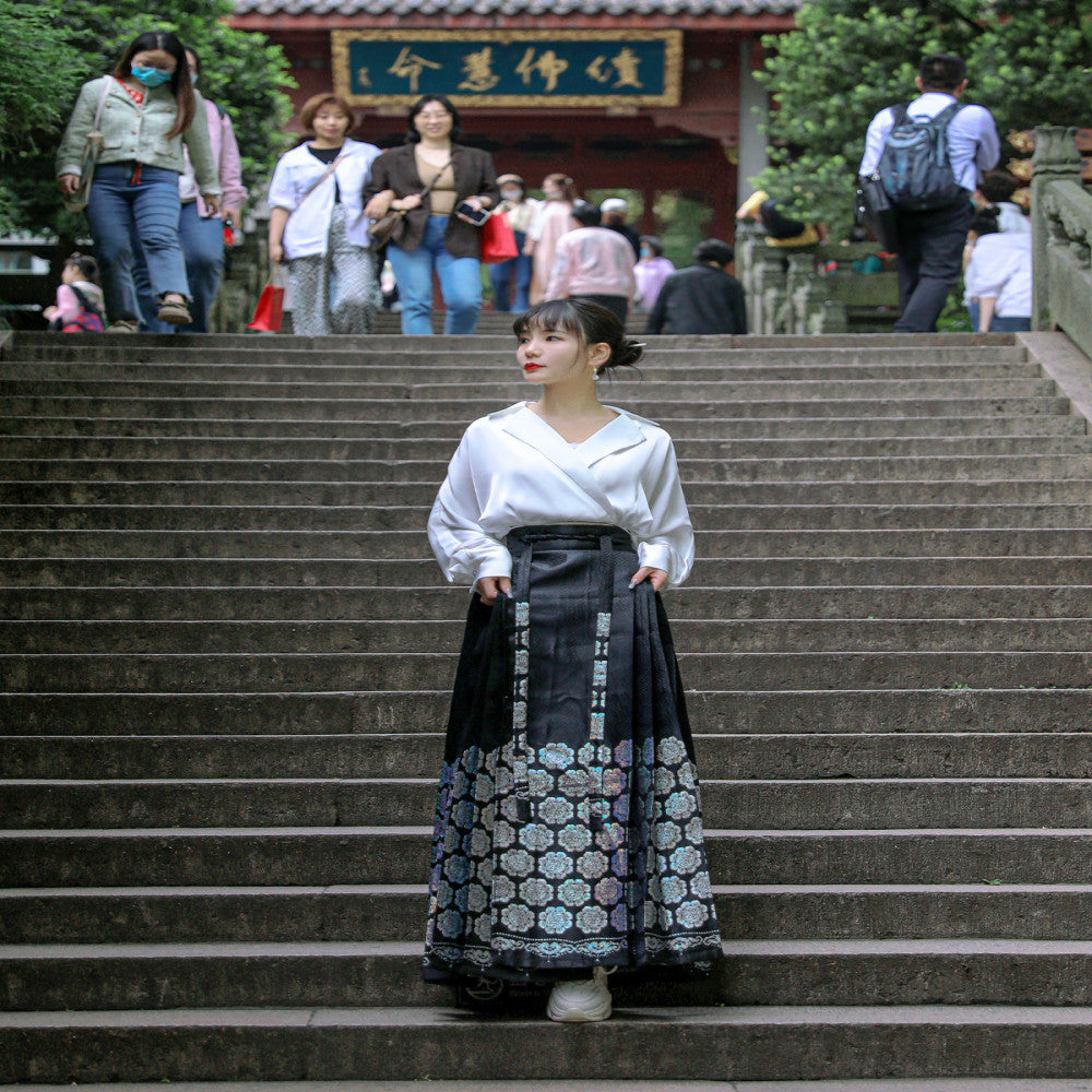 Flower Blooming in the Mirror Baoxiang Pattern Hundred Fold Full piece Horse Face Skirt 2023 Summer Big Skirt Black Green Chinese Retro Style image 5