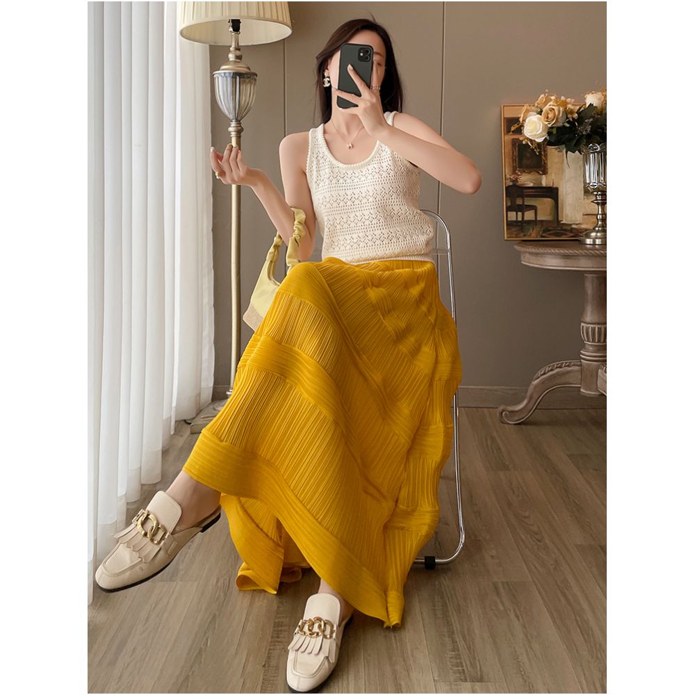 White hollow knitted vest top two piece skirt set small fragrant style pleated skirt set women s summer 2025 new style image 2