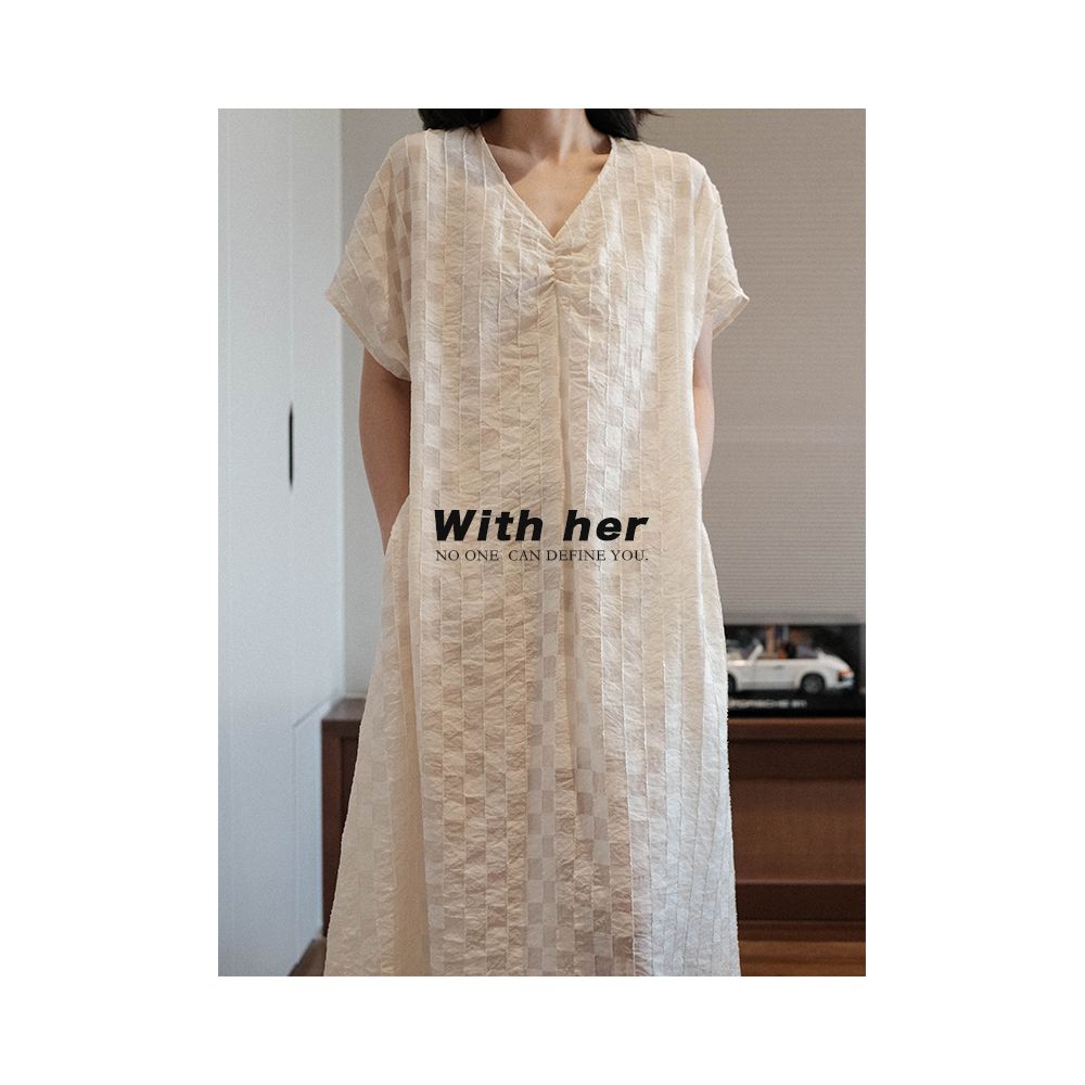 With her original niche design French retro simple V neck lazy shirt loose short sleeved knee length dress image 4