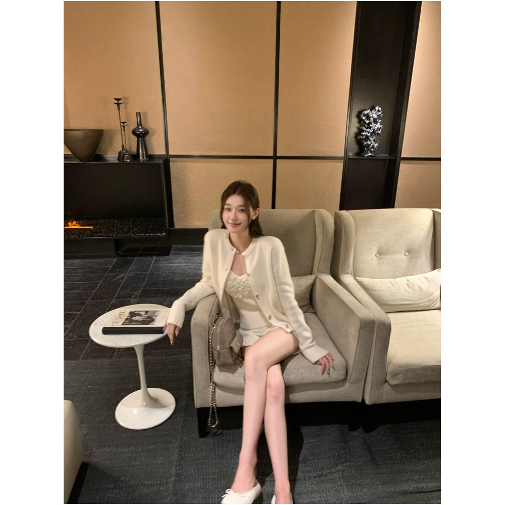 Cchen Chen Return to China White Moonlight Round Neck Short Sleeve Knitted Shirt with Sleeveless Strap Inner Top Set image 3