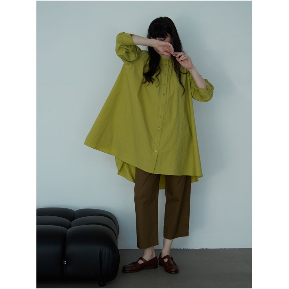 ItoshIroshI standing collar mustard yellow green silhouette A line long back short seven quarter lantern sleeves open collar pleated shirt image 4