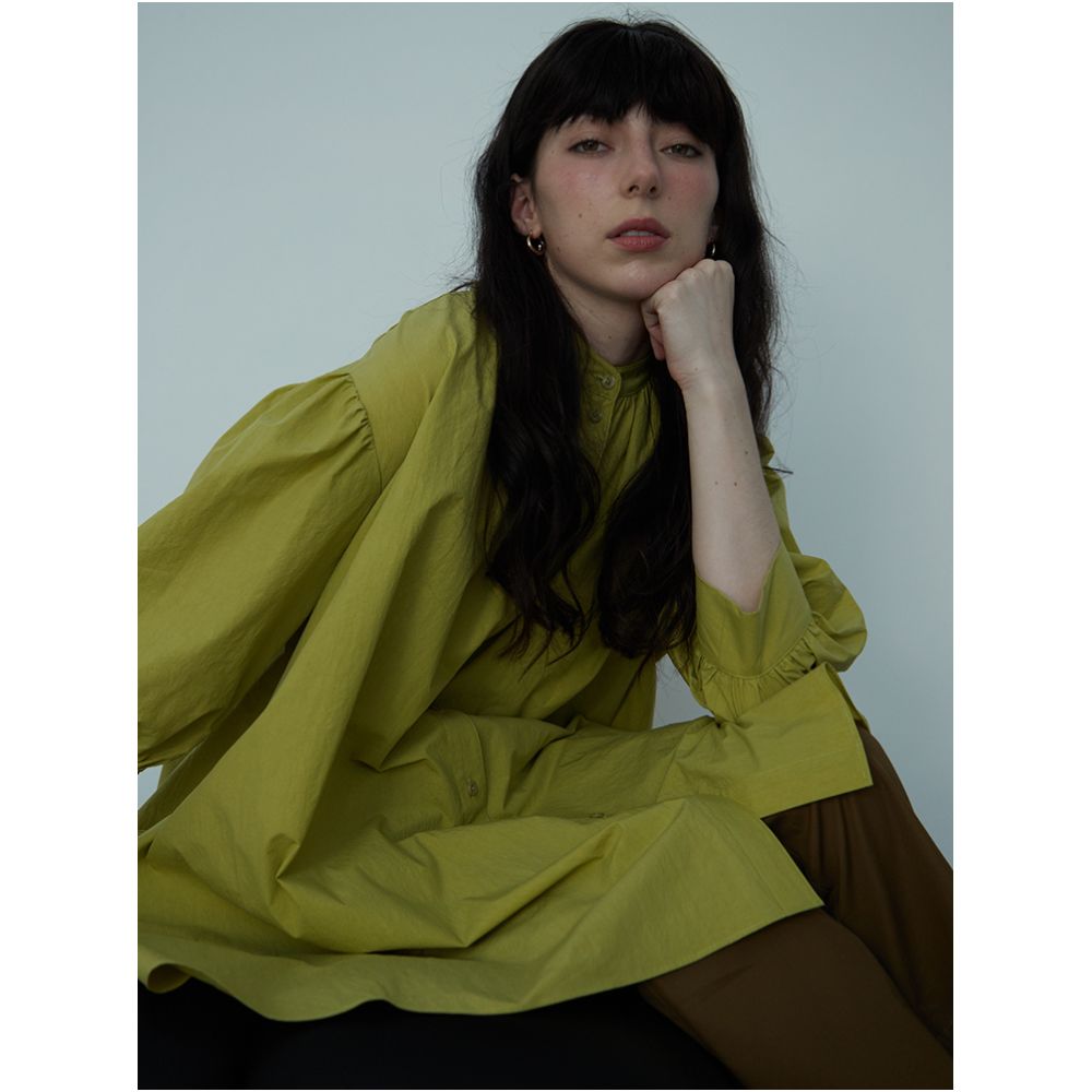 ItoshIroshI standing collar mustard yellow green silhouette A line long back short seven quarter lantern sleeves open collar pleated shirt image 5